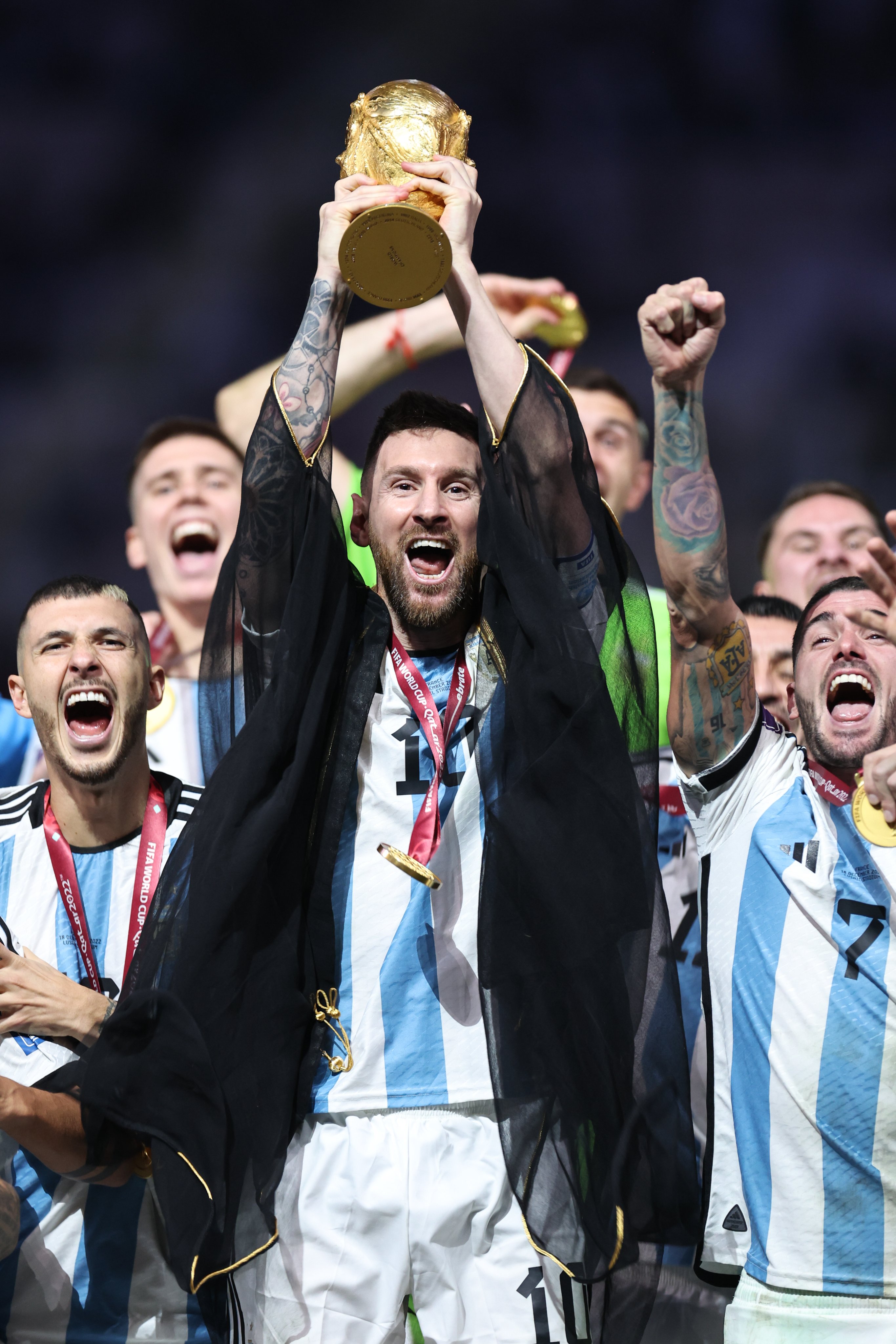 Сколько раз становилась чемпионом сборная команда аргентины. Месси Аргентина 2022 чемпион. Лионель Месси Аргентина. Месси Лионель с Кубком 2022 год.