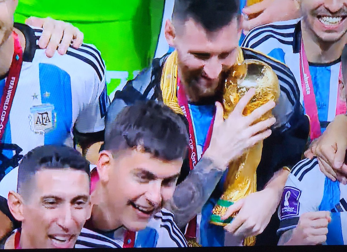 msafr2002's tweet photo. ميسي والكاس بالبشت
#قطر ختموا مونديال أسطوري بتصرف جميل .  صور البشت والكاس بتبقى بتاريخ الأرجنتين .

#الارجنتين_فرنسا
#نهائي_كأس_العالم #تميم_بن_حمد
#WorldCup2022 https://t.co/lemnfNEpSq