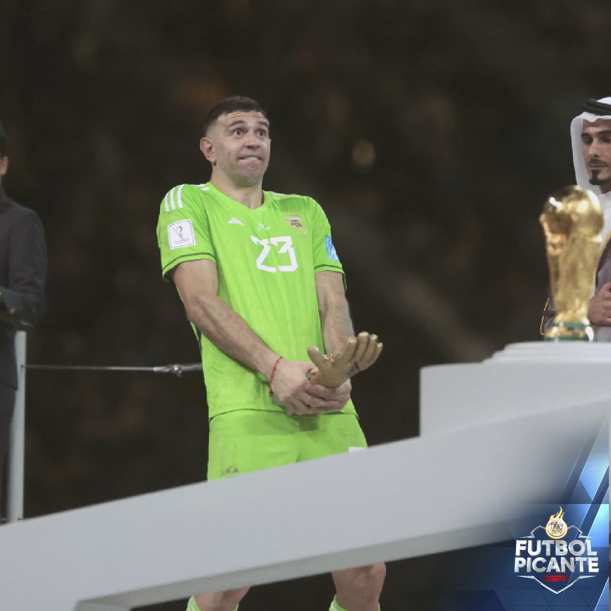 FkSC0ZMWQAAsu_C?format=jpg&name=medium