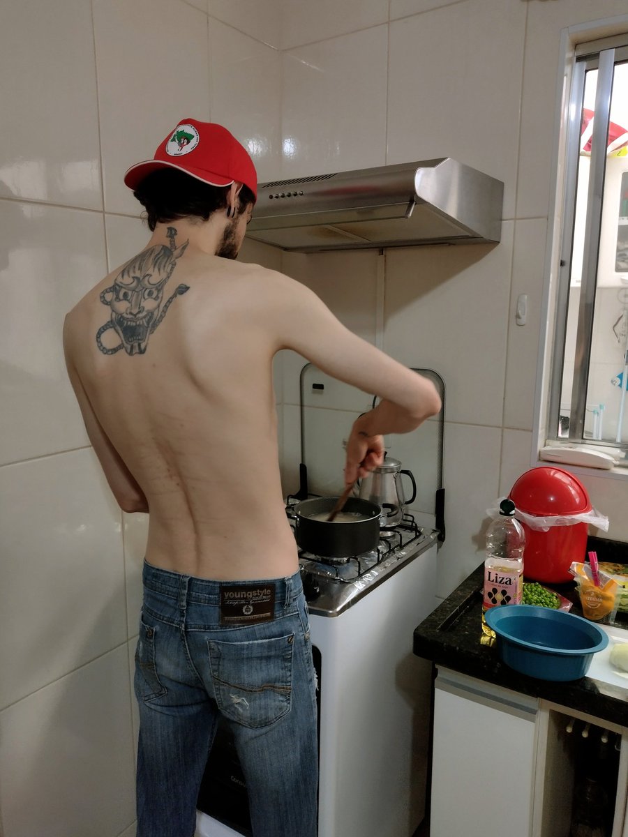 PagottoBarbs's tweet photo. Quando o feminismo for legalizado,   cenas como essa serão comuns: 

(ainda bem que na minha casa já é 🥵) https://t.co/Mqffg0uodq