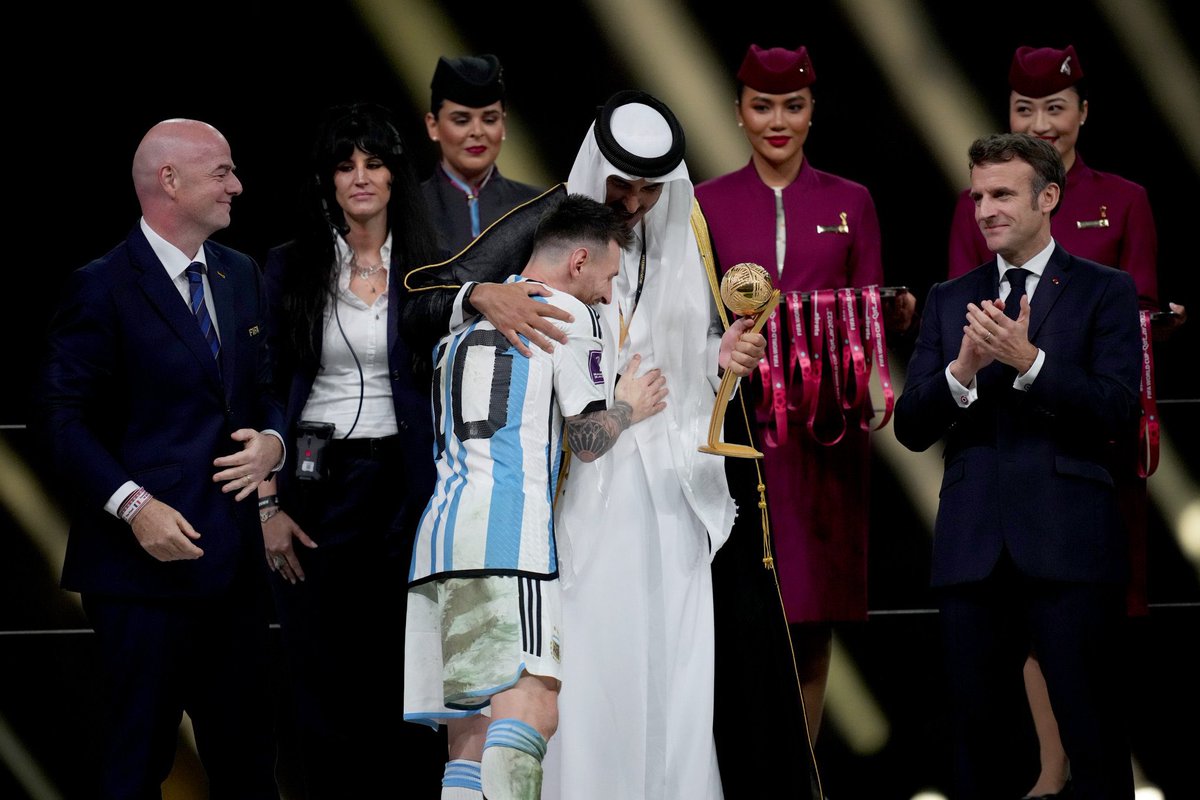 motabalawwd's tweet photo. بالبشت العربي.. أناقة الرجولة ورمز العزة والهيبة .. ميسي يرفع كأس العالم من يد أمير قطر الذي يسجل أسمه كأول أمير عربي خليجي يتوج منتخب عالمي في #كاس_العالم_FIFA 

◾️رسالة عربية للعالم : نحن قادرون على التنظيم والنجاح والابتكار .. https://t.co/tzS2d9YXH0