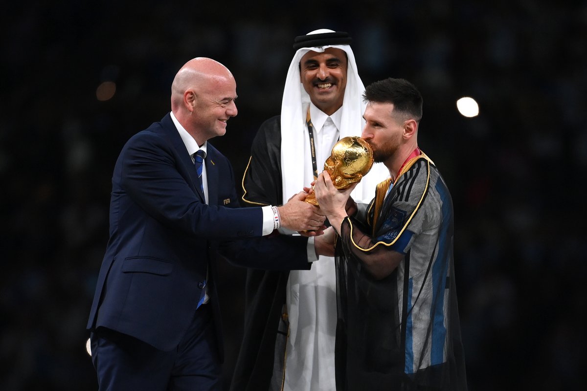 fifaworldcup_ar's tweet photo. ليونيل ميسي بالعباءة العربية وكأس العالم FIFA 🤩🏆 https://t.co/sGBtgUuQkK