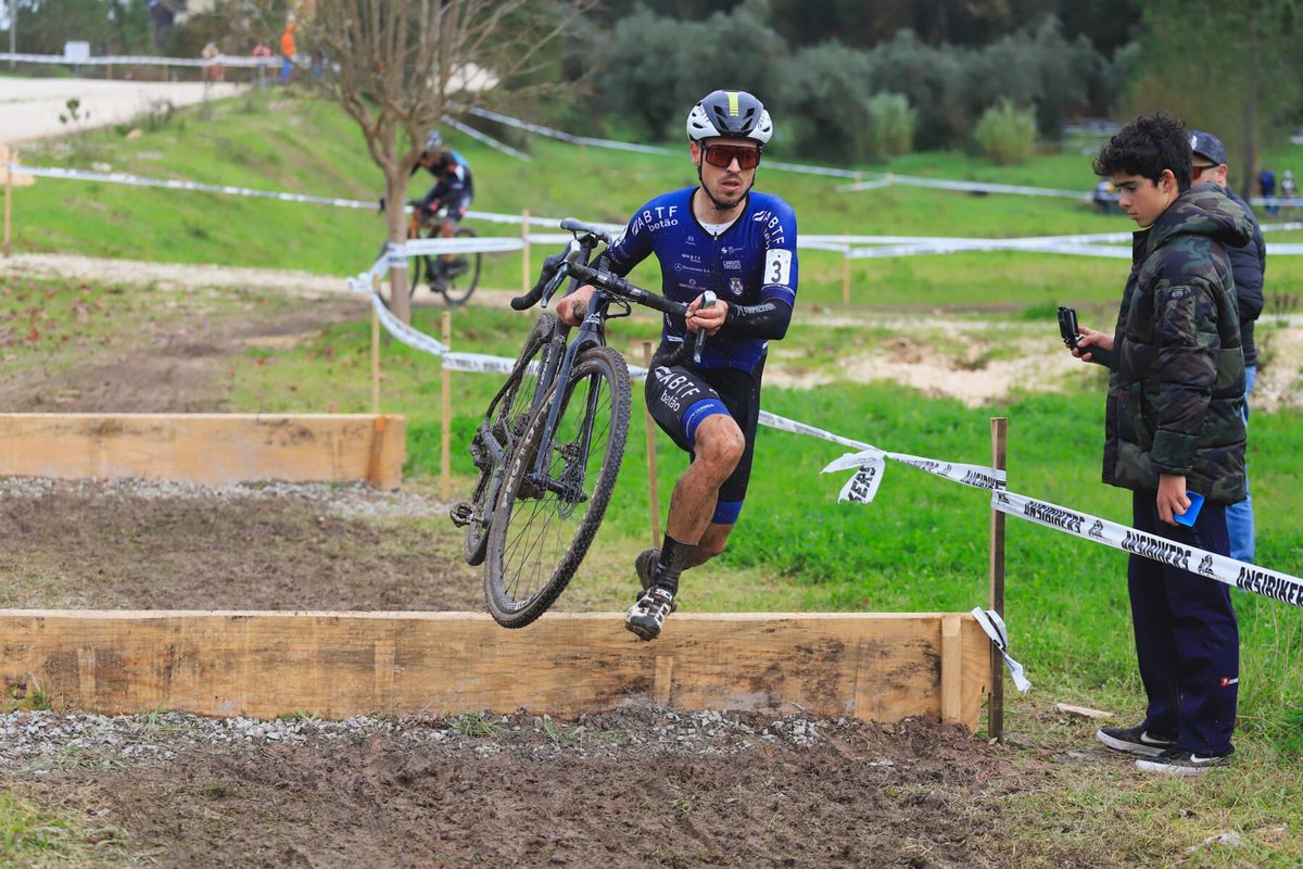 FeirenseCycling's tweet photo. 🥉Márcio Barbosa terceiro na Taça de Portugal de Ciclocrosse!
Hoje em Ansião foi 6.º com vitória para Mário Costa (AXPO).
📸FPC
#ABTFeirense
#ABTFBetão
#GrupoTavares
#Digarda
#PolisportBicycle
#Polipromotion
#Nasamotor
#rudyprojectportugal
#GarraDeBetão
#DeCasteloAoPeito https://t.co/8o4WvSQvND