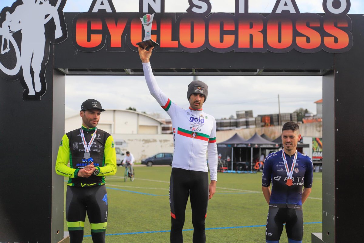 FeirenseCycling's tweet photo. 🥉Márcio Barbosa terceiro na Taça de Portugal de Ciclocrosse!
Hoje em Ansião foi 6.º com vitória para Mário Costa (AXPO).
📸FPC
#ABTFeirense
#ABTFBetão
#GrupoTavares
#Digarda
#PolisportBicycle
#Polipromotion
#Nasamotor
#rudyprojectportugal
#GarraDeBetão
#DeCasteloAoPeito https://t.co/8o4WvSQvND
