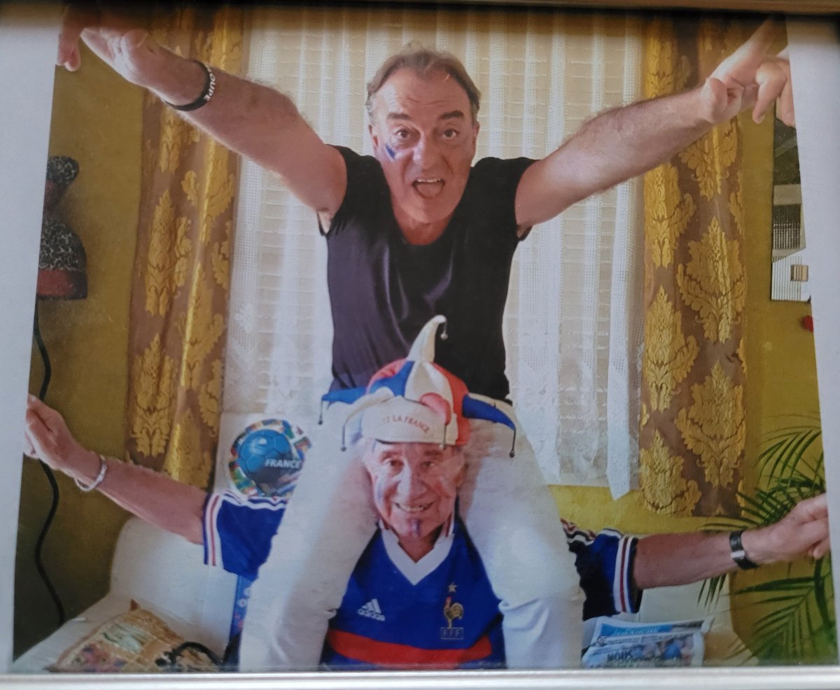 MichaelCouybes's tweet photo. 1978, 1er souvenir de
 #ArgentinaVsFrance avec papa dans ses bras. 2018 #CroatieFrance sur ses épaules. 2022 #AGRFRA toujours à ses côtés. La #meilleureCoupeduMonde avec lui, tel le peintre à qui on demandait son meilleur tableau, c'est toujours la prochaine 🤩🥰
#FIFAWorldCup https://t.co/YUKp5dCCtO