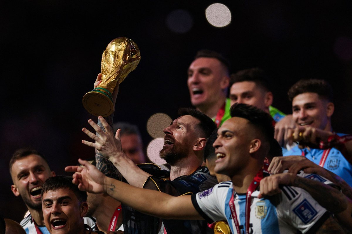LANACION's tweet photo. COMO LA MIRA LIONEL 😍 https://t.co/EWWovazApf