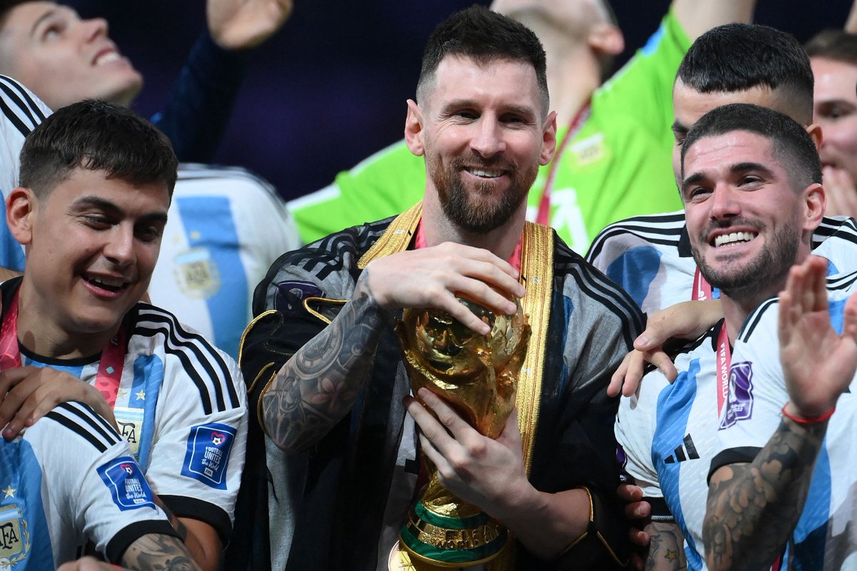 LANACION's tweet photo. COMO LA MIRA LIONEL 😍 https://t.co/EWWovazApf