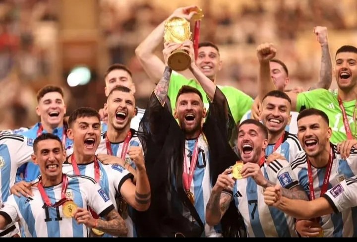 Wukai90's tweet photo. And ..............Trophy Here In #Messi𓃵  Hand 
#FIFAWorldCupFinal https://t.co/bA6BaxrWka