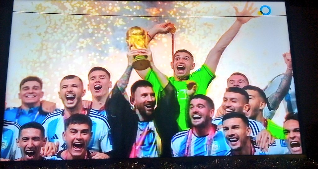 CRSJJK's tweet photo. Campeones del mundo https://t.co/sDl3jEOuWn