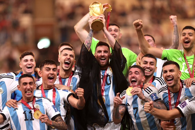 Renaud_FCB2's tweet photo. Voir Messi soulever cette pièce unique de 37 cm qui pèse 6 kg et est faite d’or de 18 carats est l’image qui manquait à l’album de l’histoire de ce sport. Pour tout ce qu'il a réalisé dans sa carrière, pour tout ce qu’il représente, pour Diego, pour l’histoire, pour le football. https://t.co/gNoYk2ywTI