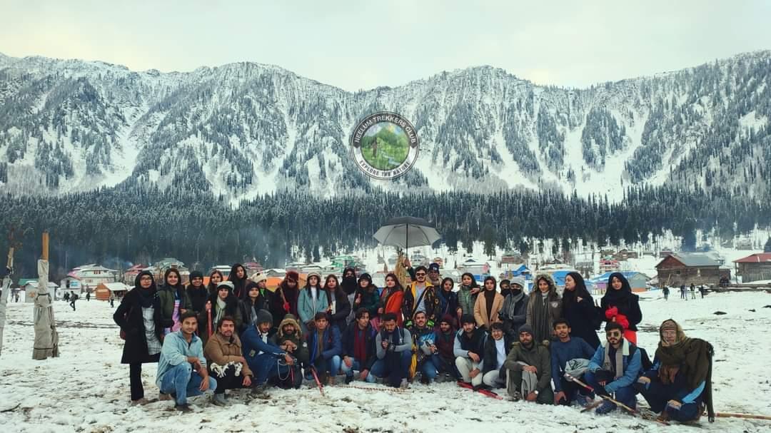 Geologist_Umar's tweet photo. Group Photos of UVAS 05 Days Snowfall Tour to ArrangKel Neelum Valley Kashmir.     

Looking for a unique and affordable travel experience in Pakistan?🇵🇰 

#FIFAWorldCup 
#FIFAWorldCupFinal 
#tourism 
#Pakistan https://t.co/3jeCMwRDpC
