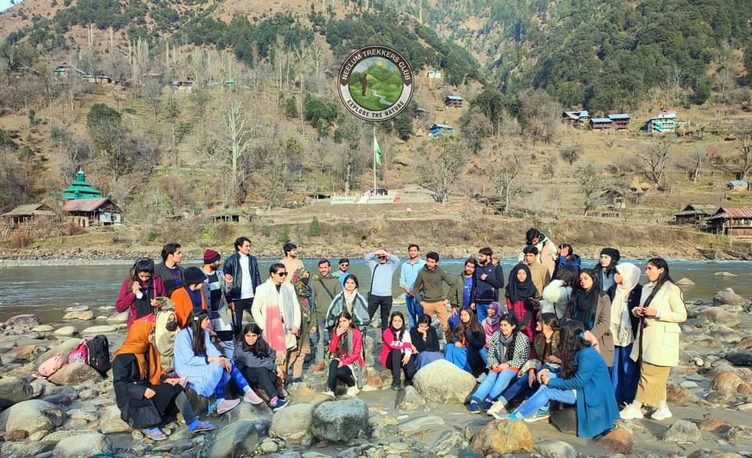 Geologist_Umar's tweet photo. Group Photos of UVAS 05 Days Snowfall Tour to ArrangKel Neelum Valley Kashmir.     

Looking for a unique and affordable travel experience in Pakistan?🇵🇰 

#FIFAWorldCup 
#FIFAWorldCupFinal 
#tourism 
#Pakistan https://t.co/3jeCMwRDpC
