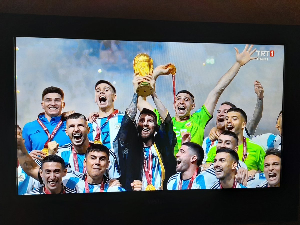 ASagmanligil's tweet photo. DÜNYA KUPASINI KAZANAN ARJANTINI KUTLUYORUM. https://t.co/v7pQuz42ie