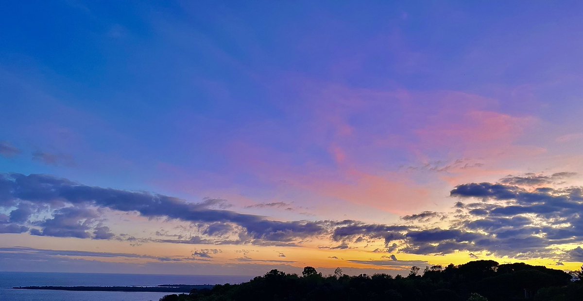 Boidalon's tweet photo. 2/2
Mais la vue est incroyable à l’heure dorée du #Sunset !
#BoidaLife
#BoidaTik
#BoidaVideo
@Slpcannes @thomas_pietri https://t.co/XfssWaOM4T