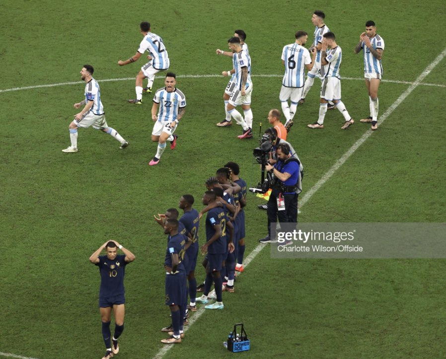 Quellaerre's tweet photo. Se nel momento più bello della tua vita vai a sbeffeggiare chi ha perso sei un uomo proprio piccolo. https://t.co/hJiOuZ7Nyp