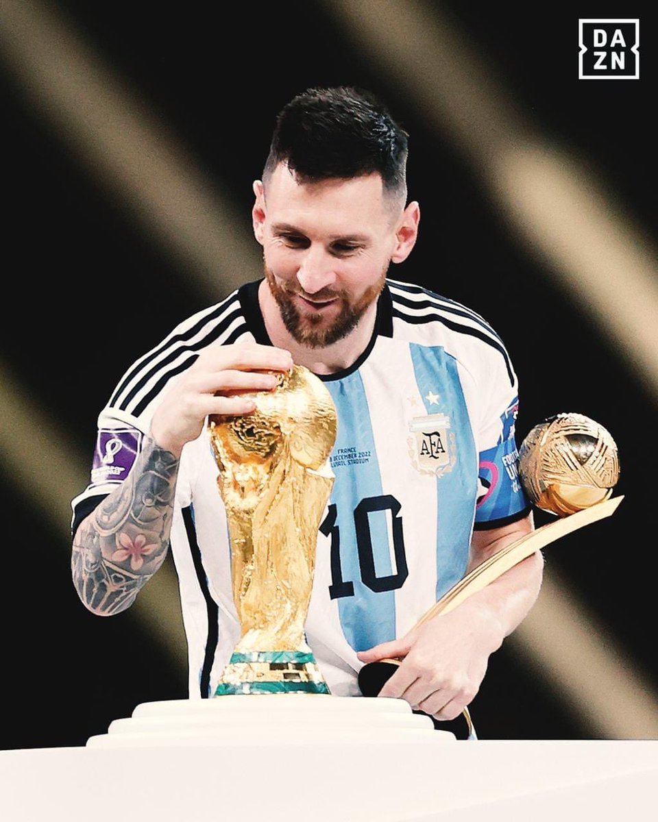 MatteoSarto1's tweet photo. Un giorno potrò raccontare di aver avuto il privilegio di aver visto giocare il più grande calciatore della storia: LIONEL ANDRES MESSI y CUCCITTINI 🏆⚽️
#Messi #FIFAWorldCup #Arg #ArgentinaVsFrance #Argentina https://t.co/NPrRBmy5f1