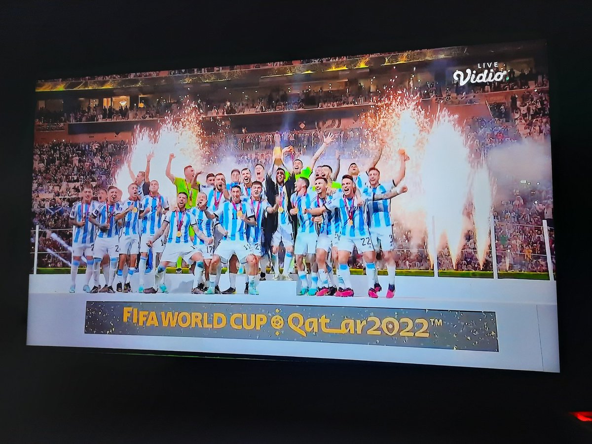 MariaMorank's tweet photo. Congrats Argentina yuhuuu akhirnya setelah penantian,king messi dkk angkat piala 🏆🥇🇦🇷gak sia2 begadang 😄 #FIFAWorldCup
#FIFAWorldCup2022 #Argentina #Champion https://t.co/WQBWZf4Gvm