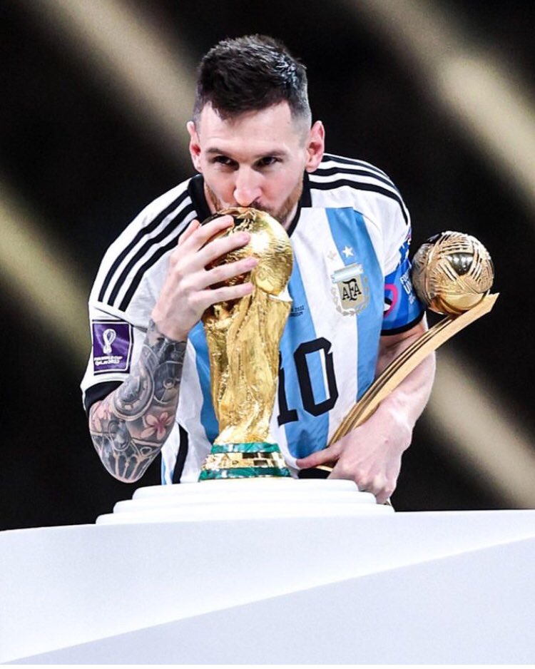 2014 Dünya Kupası finalinde en iyi oyuncu seçildiğinde, Messi kendi kendine şöyle diyordu: “ En iyisi ama şampiyon değil.” Ve bugün 2022 Dünya Kupası finalinde yine en iyisi ve bu kez ŞAMPİYON 🏆 

GREATEST OF ALL TİME #GOAT 🐐 #messi #FIFAWorldCup