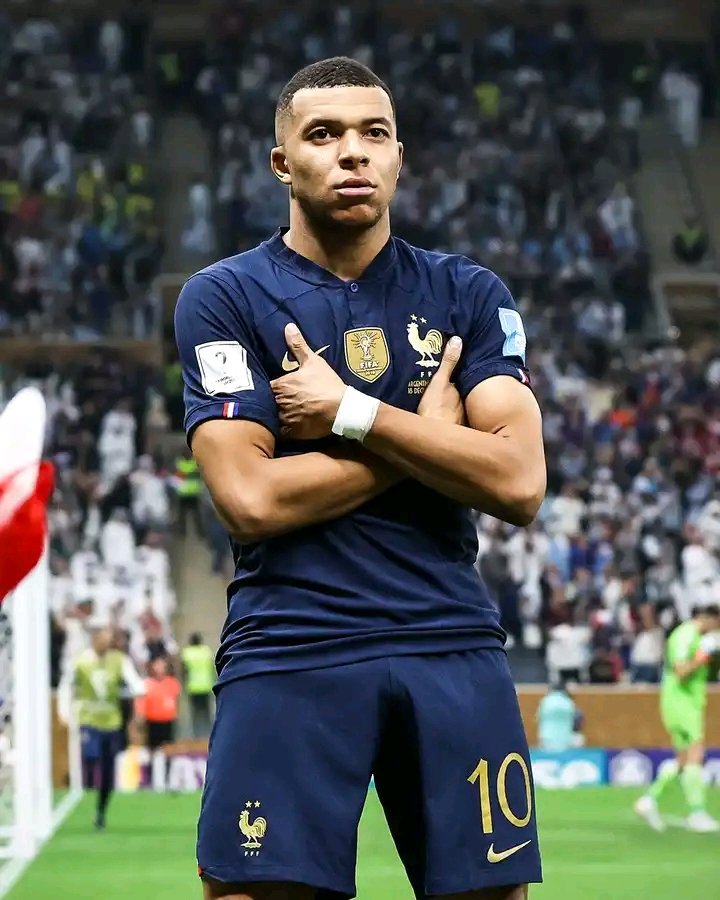 @ the age of 23 this lad is already  carrying his country, broke the record of 1966 by scoring an hat trick in a #FIFAWorldCup final if he should keep this up he'll surpass both Messi and Ronaldo  #GOAT #WorldCup #ArgentinaVsFrance #WorldCupFinal