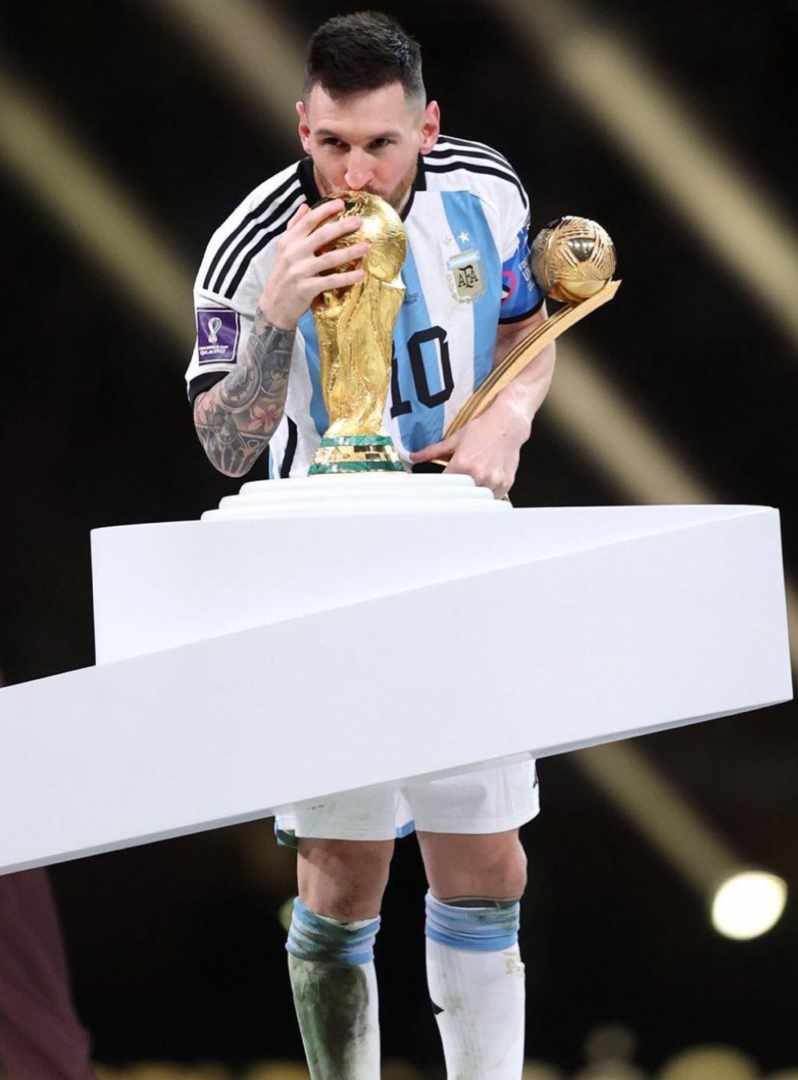 DiestroxY's tweet photo. Messi gana el mundial y Cbum el Olympia,que día para el recuerdo.

The Goats.🤍🏋️ https://t.co/CfwqSjtk98