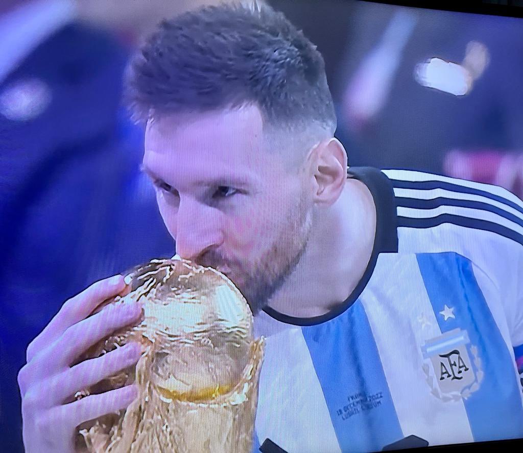 Cuánto se lo merece!!! Es el mejor, dentro y fuera del campo!! Hoy, por fin, campeón del mundo!! Felicidades Leo!! #elMejordelaHistoria #LeoMessi #Mundial2022