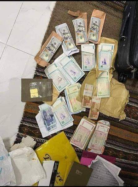 ARYNewsPoint's tweet photo. کراچی میں ڈپٹی کمشنر کے گھر پر چھاپہ*

 *2 لاکھ تنخواہ لینے والے ڈی سی کے گھر سے 20 کروڑ نکلے۔*
 ، میرے خیال میں پاکستان کا قرضہ اتر جائے گا*
  *ڈی سی کے پاس اتنا پیسہ ہے،  وزراء اور مشیروں کے پاس ملک کی لوٹی ہوئی https://t.co/ujS6yoEJdb