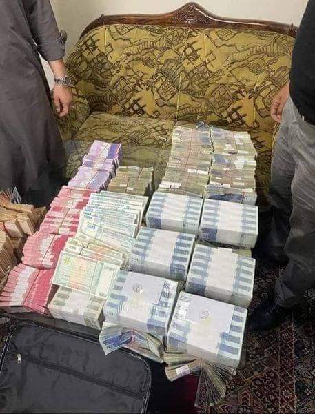 ARYNewsPoint's tweet photo. کراچی میں ڈپٹی کمشنر کے گھر پر چھاپہ*

 *2 لاکھ تنخواہ لینے والے ڈی سی کے گھر سے 20 کروڑ نکلے۔*
 ، میرے خیال میں پاکستان کا قرضہ اتر جائے گا*
  *ڈی سی کے پاس اتنا پیسہ ہے،  وزراء اور مشیروں کے پاس ملک کی لوٹی ہوئی https://t.co/ujS6yoEJdb