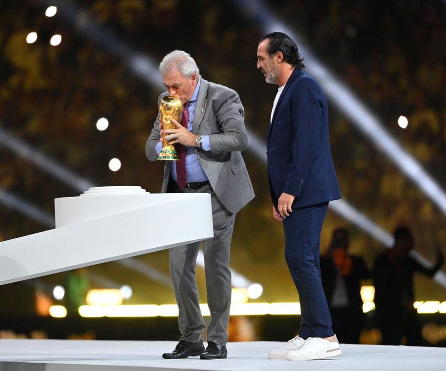 telefesantafe's tweet photo. 🏆 Nery Pumpido, santafesino campeón del mundo en 1986, alcanza la Copa a los nuevos campeones, 36 años después...
#Argentina #Campeón #Qatar2022 #Selección #TelefeSantaFe https://t.co/xFRpSQTht7