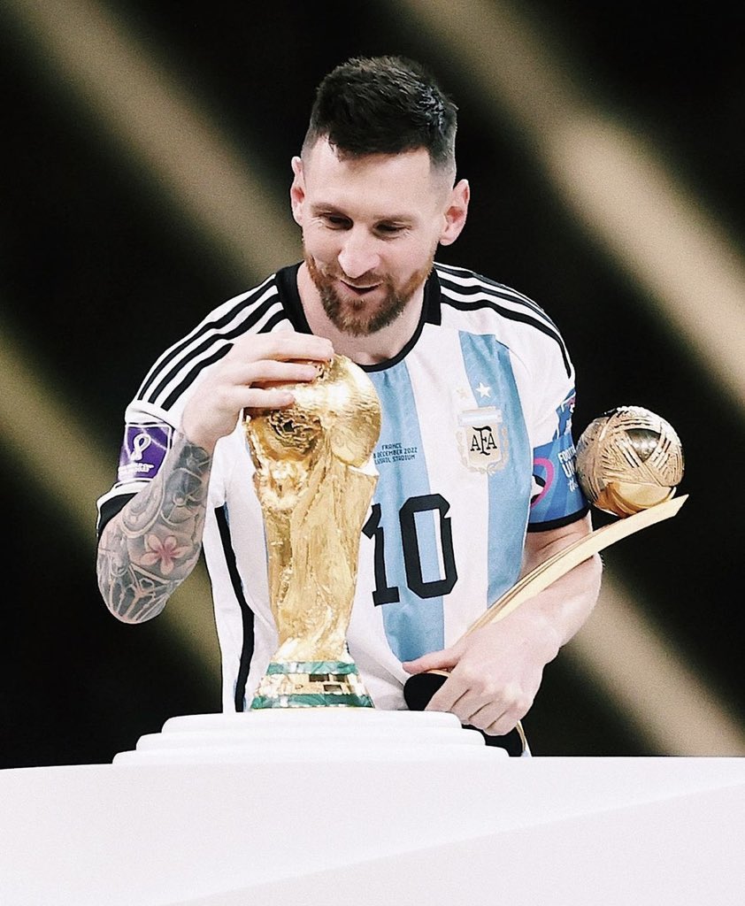Lebanon_Life_'s tweet photo. #ميسي_وينه #WhereisMessi
There he is 👇🏻👇🏻👇🏻 holding the #WorldCup 👌
#GOAT𓃵
#best_ever https://t.co/H5YhDbbP72