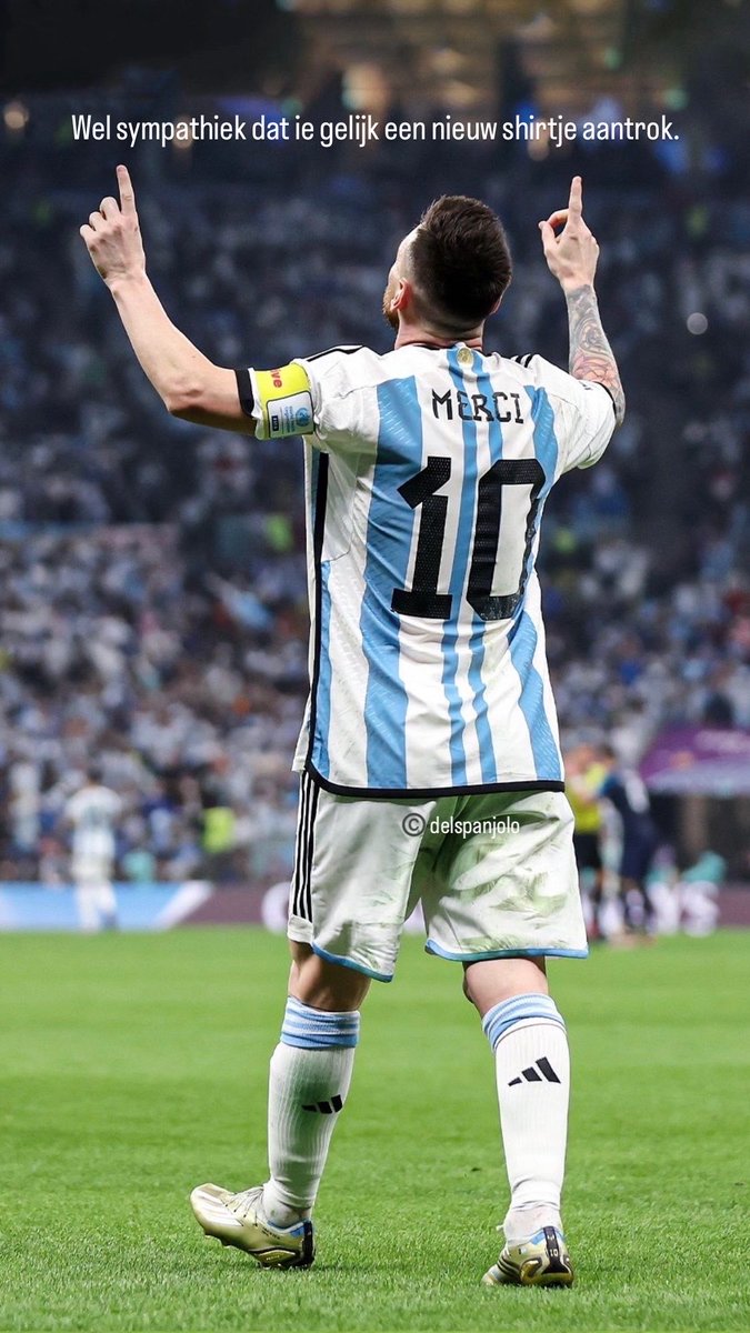 deIspanjolo's tweet photo. • Wel sympathiek dat ie gelijk een nieuw shirtje aantrok…
• Nice gesture he immediately changed his shirt…

#argfra #wk2022 #WKQatar #ArgentinaVsFrance #fifaworldcup #messi #merci #worldcupfinal #wkfinale https://t.co/44VIKdEPGX