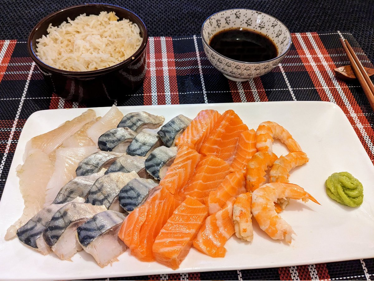 LaureHanLG's tweet photo. 🍣🎮 > Le pré-game, le vrai. Avec une manette et tout ! 💚
Parce qu'entre les réacs et les footeux, ce dimanche mérite un gros réconfort. Pour tout le monde. 🙏🏾 (Et surtout pour moi, là ! 😛)
>> Itadakimasu ! 😘
#Sashimi #ShimeSaba #HomemadeFood https://t.co/RPlLB3WsZy