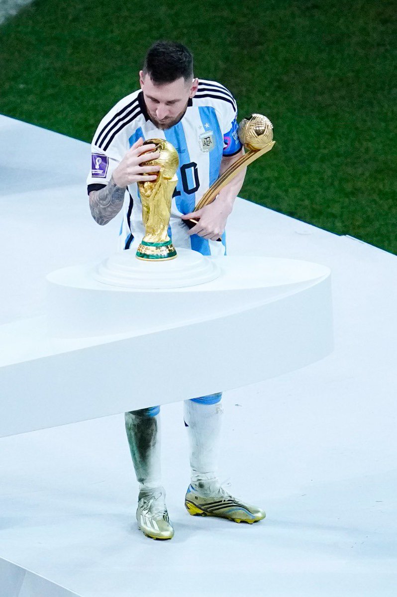 MauVM92's tweet photo. Se que unos no están de acuerdo, y otros sí. Me uno a la idea de que Lionel Messi es el mejor futbolista de la historia. #GrandeLeo #FIFAWorldCup  #Messi𓃵 https://t.co/TNZ3tTIWcN