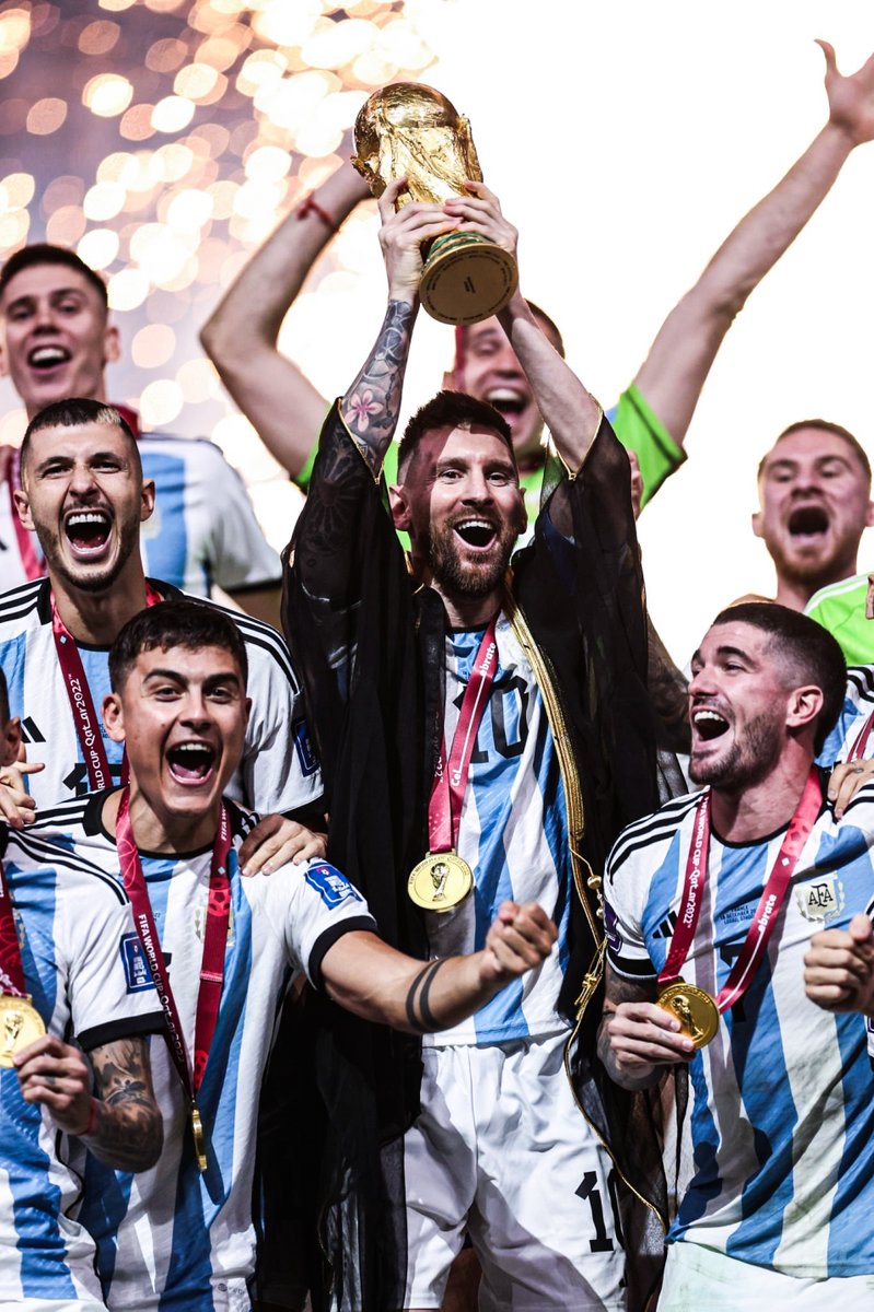 INIE8TAZO's tweet photo. Nunca hubo debate. Fue, es y será el mejor futbolista de la historia. 

Gracias por hacernos tan felices, Leo. https://t.co/CVu6GxLl3Y