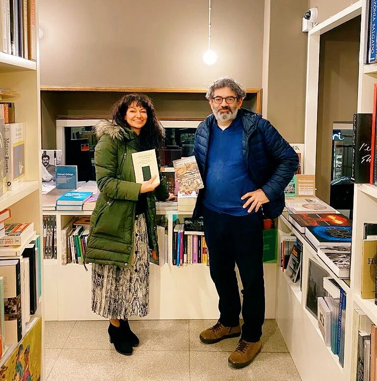 vibokworks's tweet photo. Un gustazo poder desvirtualizar al fin a Ramón, de la mítica Librería Formatos de A Coruña. Un gran apoyo a los editories independientes y al ecosistema libro. ¡Gracias! #solosnopodemos #independiente #culturapresente #culturainquieta #acoruña #galiciacalidade #calidadperiferica https://t.co/33me5YzH5K