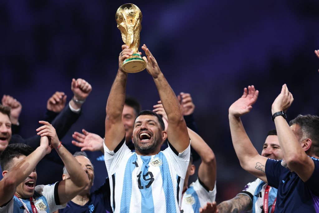 _FaridKhan's tweet photo. Sergio Aguero with the World Cup Trophy ❤️❤️❤️

Aguero has been Messi's roommate since they were very young, he was diagnosed with a cardiac arrhythmia and was forced to announce his retirement in December last year. Messi and Argentina didn't forget him 👏 #FIFAWorldCup https://t.co/mm8r7We2BX