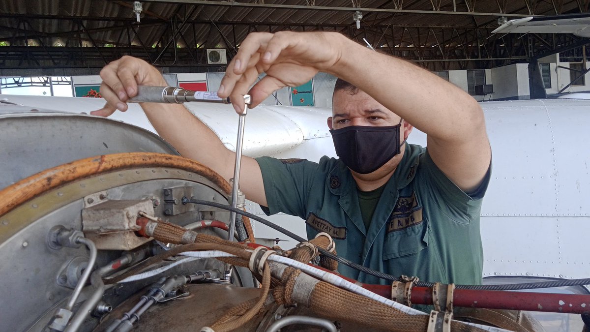 ejb_cavcm's tweet photo. 🚨 #CEMAE || El personal técnico aeronáutico de esta insigne unidad, efectuó limpieza de capotas y motores, e instalación de inyectores de combustible de los motores PT6A-65B del sistema M-28 Skytruck.
#NavidadEsAmor #FanbEsSoberania #EjercitoYPuebloInvencibles #18Dic https://t.co/VpRouOlNr1