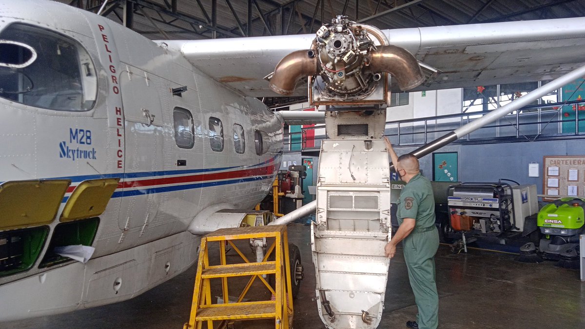 ejb_cavcm's tweet photo. 🚨 #CEMAE || El personal técnico aeronáutico de esta insigne unidad, efectuó limpieza de capotas y motores, e instalación de inyectores de combustible de los motores PT6A-65B del sistema M-28 Skytruck.
#NavidadEsAmor #FanbEsSoberania #EjercitoYPuebloInvencibles #18Dic https://t.co/VpRouOlNr1