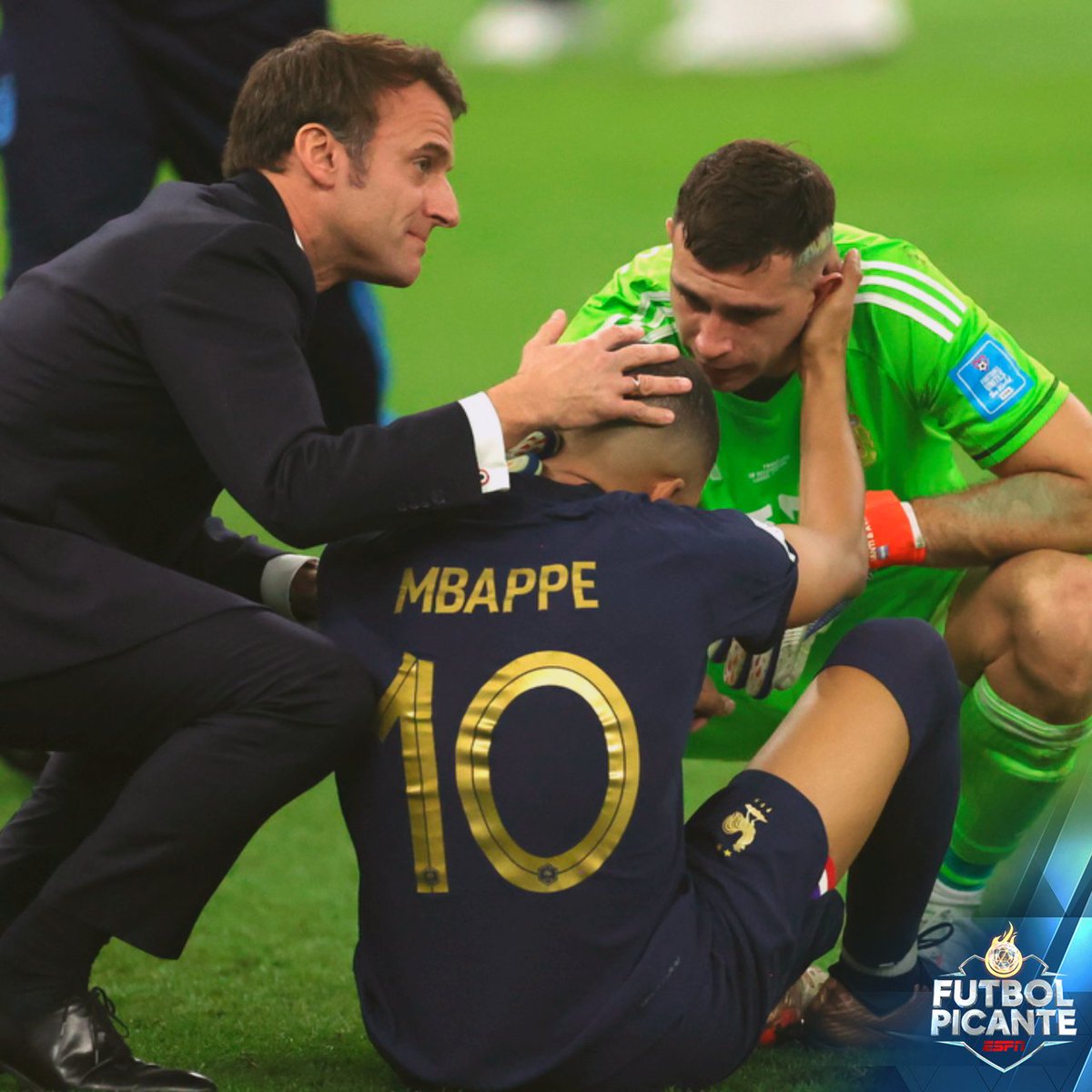 futpicante's tweet photo. Mbappé siendo consolado por el presidente de Francia, Emmanuel Macron, y Dibu Martinez 😢 

#Qatar2022 #FIFAWorldCup https://t.co/8SwPGchChE