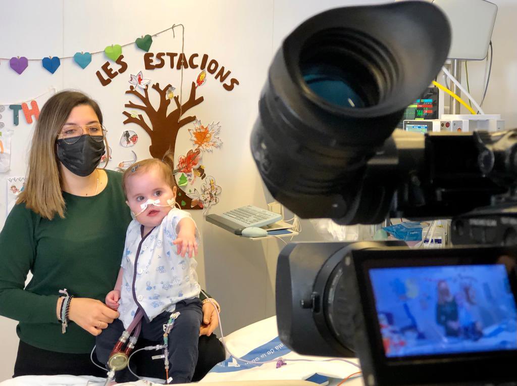 vallhebron's tweet photo. Ara @la_marato connecta amb la Bet i la seva mare, Sara Batllosera, des de l'UCI Pediàtrica de #VallHebron. La Sara explica que cada dia fisioterapeutes, infermeres, metges i metgesses tenen cura de la seva filla. https://t.co/swnOY4g93u