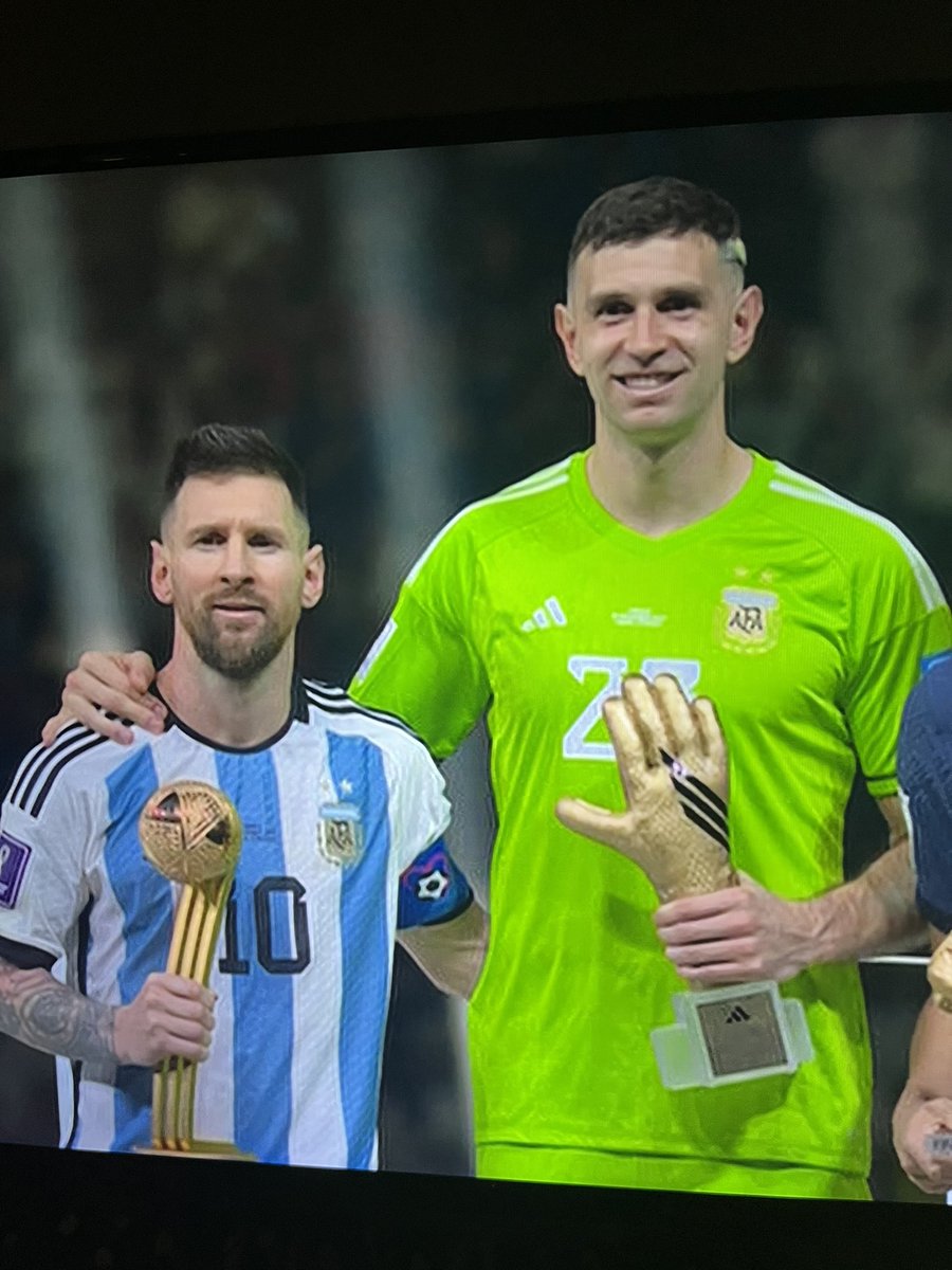 Our keeper. @emimartinezz1 World Champion. Golden Glove. The best. 💜💙 #WorldCup #avfc