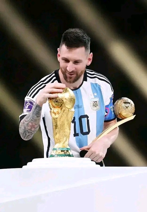 Wukai90's tweet photo. Messi lost 3 finals.took retirement from intrntnal football after Copa America final.came back from retirement took his team to 1st ever Copa victory in40years then won his nation another trophy,finnilesima(I can't even pronounce it) 
&amp; today,won the greatest trophy of all sports https://t.co/oKjTWBJKgp