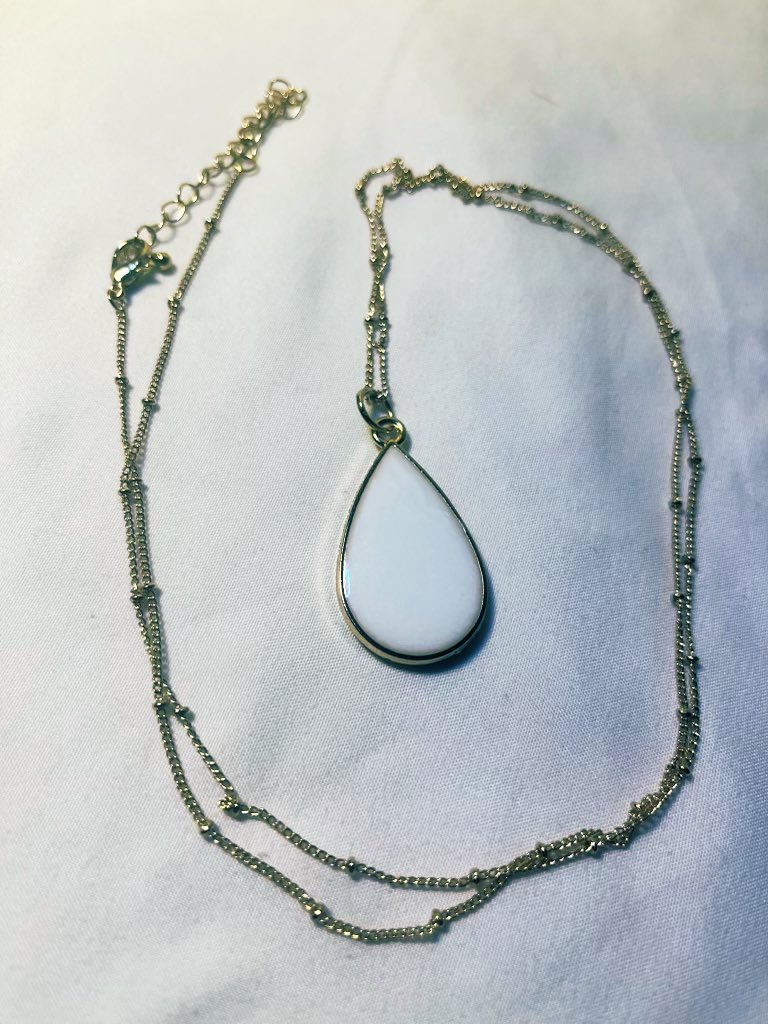 GroovySoulsCS's tweet photo. GOOD AFTERNOON! New jewelry is NOW available!
.
.
Check out our “White Champagne Drop” &amp; “Midnight Sun” pendents!🍾🌙🤍✨

We’ll be posting more very soon!💚💜

#Resin #Jewelry #Resinjewelry #Homemadejewelry #Resinart #Pendents #Moonlight #Champagne #Moon #SmallBusiness https://t.co/PsWmUrQsnH