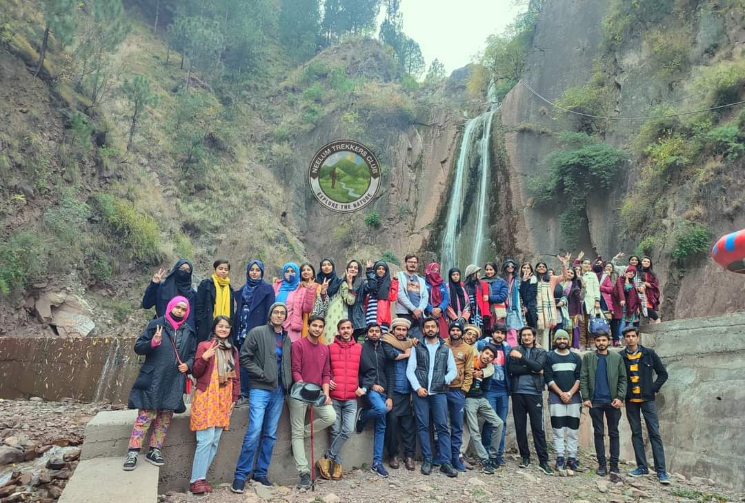 Geologist_Umar's tweet photo. Group Photos of UVAS 05 Days Snowfall Tour to ArrangKel Neelum Valley Kashmir.     

Looking for a unique and affordable travel experience in Pakistan?🇵🇰 

#FIFAWorldCup 
#FIFAWorldCupFinal 
#tourism 
#Pakistan https://t.co/hYpddsDrVT