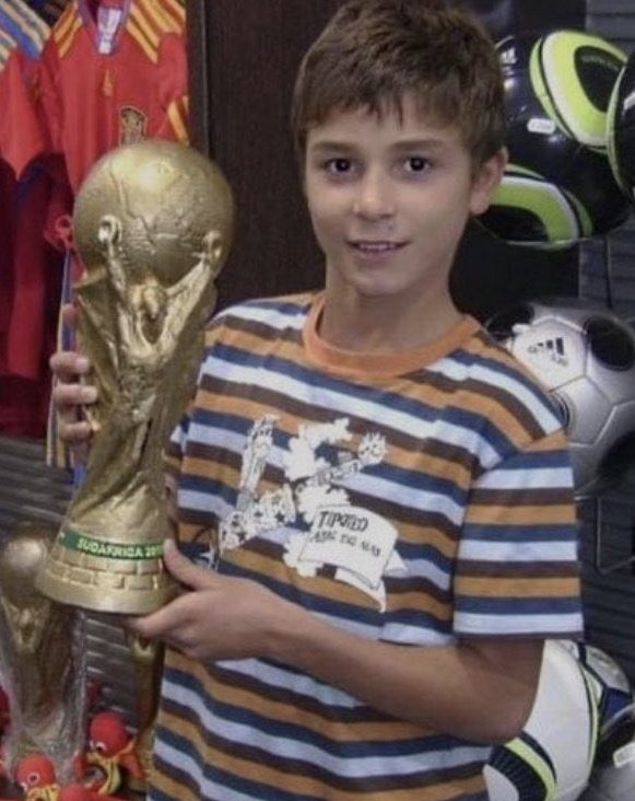 lucikth1's tweet photo. JULIAN LEVANTO LA COPA, lo logró y ahora Argentina es campeón del mundo, ejemplo de perseverancia y de dar todo hasta el final julian te quiero mucho 😭🇦🇷✨️ https://t.co/ysOGjI3z0w