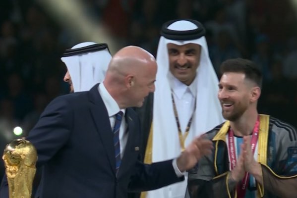YMutiry's tweet photo. اعظم مونديال بالتاريخ 
يكافئ اعظم لاعب بالتاريخ 
شكرا قطر 🇶🇦 والف مبروك 
نجاح المونديال وفوز #ميسي والارجنتين

#كاس_العالم_2022_قطر https://t.co/T725gH1m01