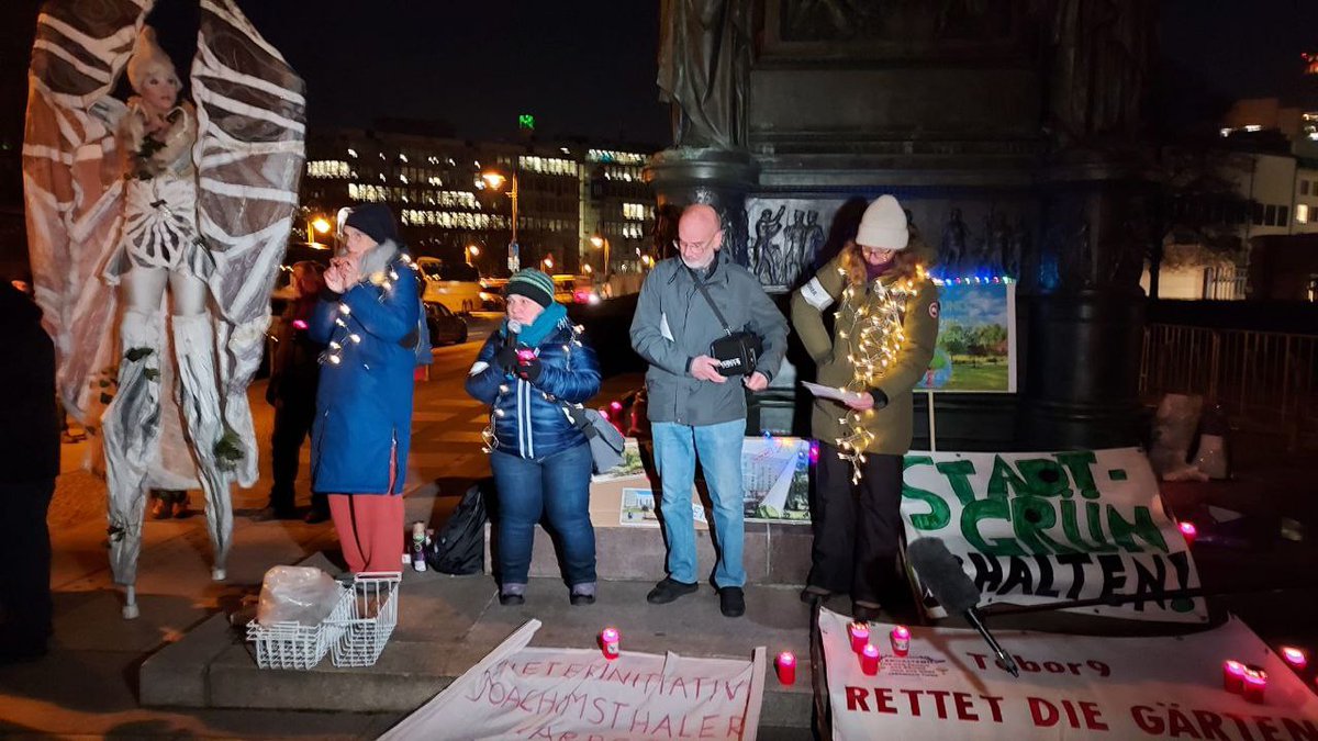 #Dino setzt sich für den Erhalt von Bäumen ein. Er möchte seinen #Lebensraum nicht verlieren.
Hier besucht er das #Abgeordnetenhaus von Berlin #AGHBerlin, um für den Erhalt seines Lebensraums - der Stadtnatur zu #demonstrieren.

#marchi40erhalten
#Baumschutz #Artenschutz #Berlin