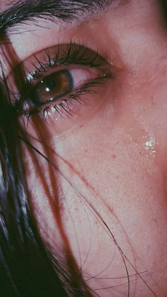 عنـبـكم  كـون  رايـد    سله منه
علـه ذاك الـهجـرنـي      سلـمنـه
دمه من العين طايح   سال منه
دموعـي والهجـر طبگن سويـه،،،