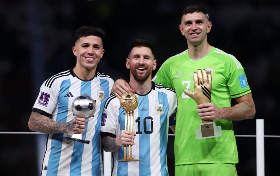EmbaCubaAGT's tweet photo. ¡Felicidades, Argentina🇦🇷! ¡Qué gran final disfrutamos desde @EmbaCubaAGT. Nuestro abrazo a ese pueblo hermano de la Patria Grande. Con su Victoria de hoy, también en Latinoamérica nos sentimos campeones. https://t.co/hhRNnCbmw2