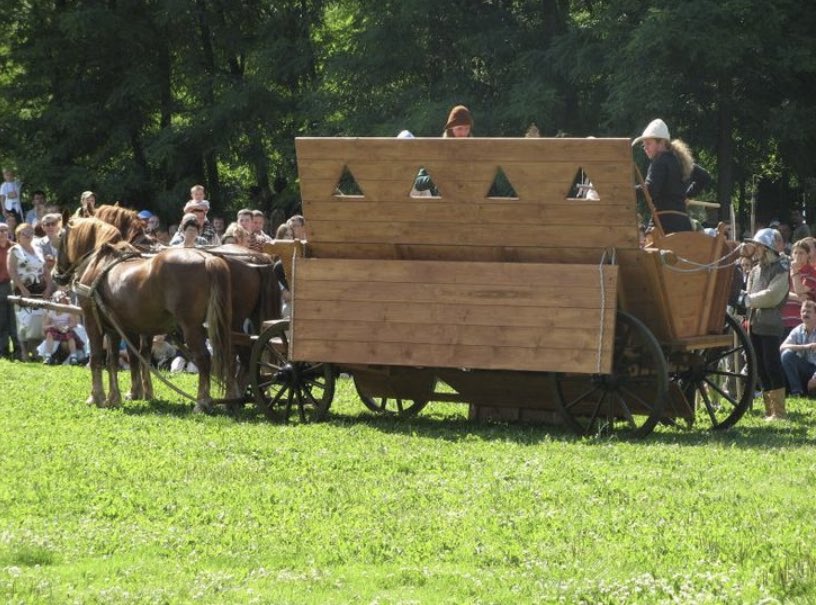 Yeetus__maximus's tweet photo. In a desperate defence against religiously hostile neighbours, farmers and city dwellers successfully battled against heavily armoured and well trained knights. With little knowledge of battle and armed with their daily tools and basic weaponry they created the Hussite wagon fort https://t.co/w9GmzDNCot