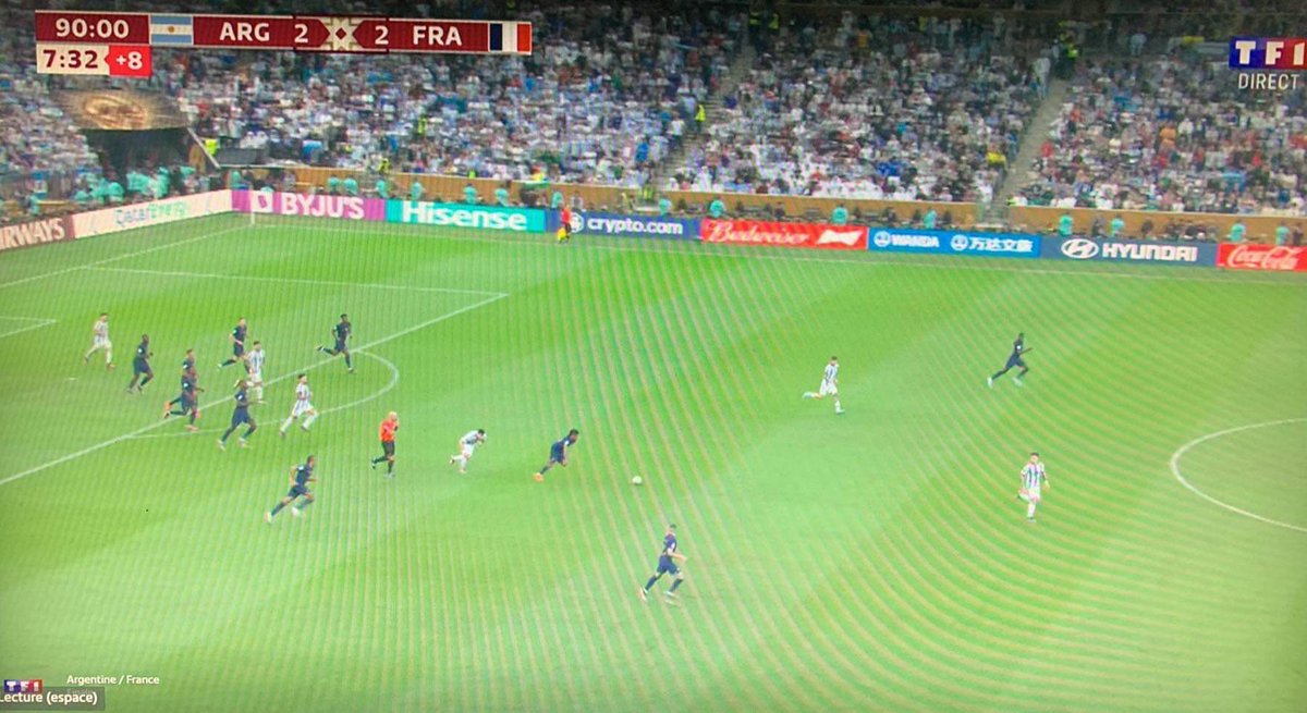 Oui l’arbitre a sifflé coup franc pour la France sans laisser l’avantage 😂